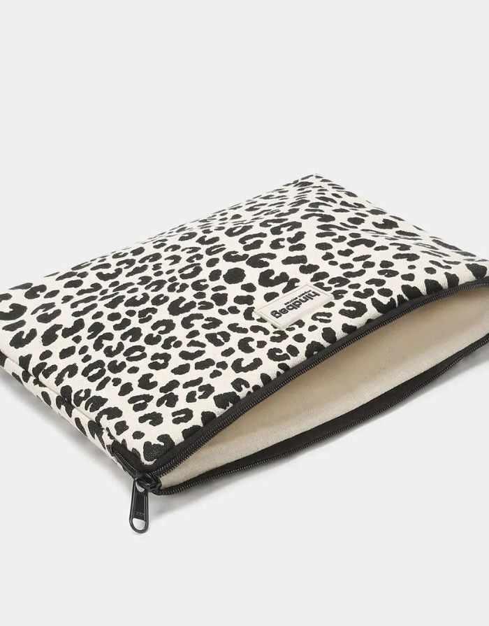 Ava Laptophülle von Hindbag in Ecru-Leo aus robuster Jute mit stoßfester Polsterung, Reißverschluss und handgefertigtem Leo-Innenfutter, Größe S für 13-Zoll-Laptops