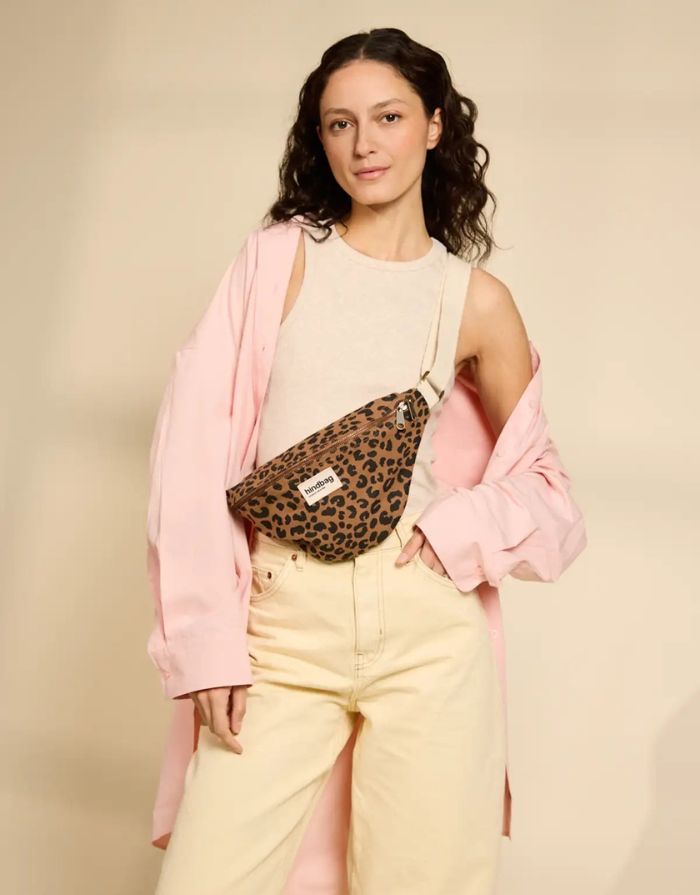 Fanny Pack Olivia von Hindbag in der Farbe Leopard Cannelle– Gürteltasche aus GOTS-zertifiziertem Bio-Cord mit Doppelreißverschluss und verstellbarem Schultergurt.