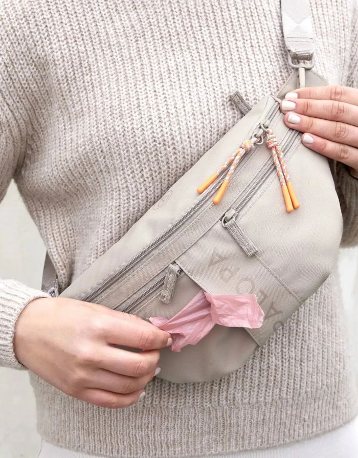 Leckerlibeutel Emma in Taupe – vielseitige Bauchtasche für Hundebesitzer:innen mit Leckerlifach, Kotbeutelspender und Reißverschlussfach. Wasserabweisend, pflegeleicht und nachhaltig gefertigt aus recyceltem Polyester.