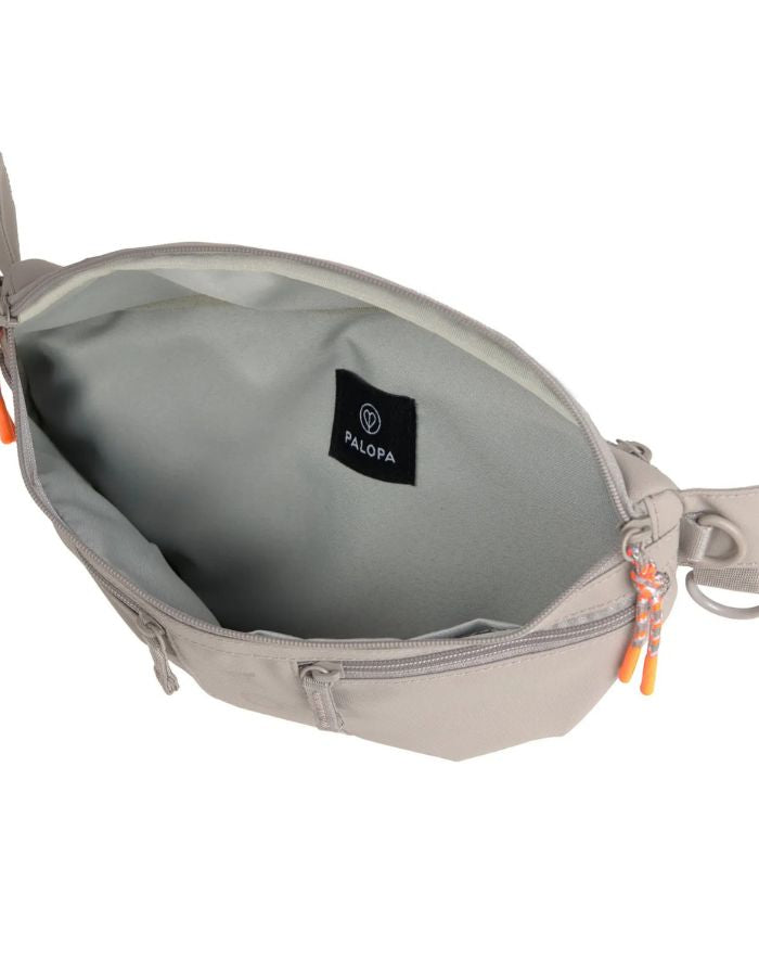 Leckerlibeutel Emma in Taupe – vielseitige Bauchtasche für Hundebesitzer:innen mit Leckerlifach, Kotbeutelspender und Reißverschlussfach. Wasserabweisend, pflegeleicht und nachhaltig gefertigt aus recyceltem Polyester.