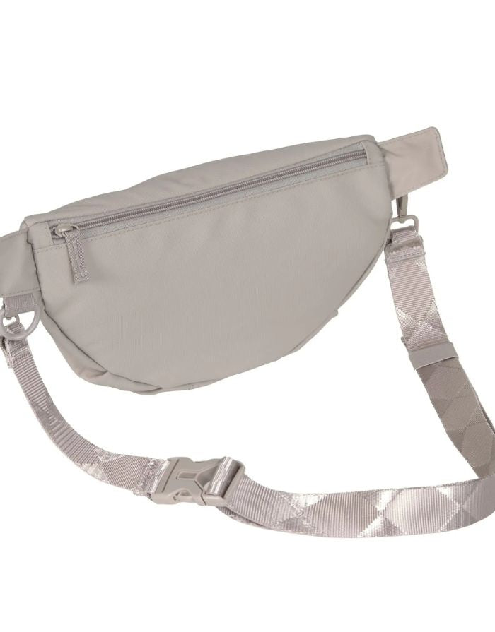 Leckerlibeutel Emma in Taupe – vielseitige Bauchtasche für Hundebesitzer:innen mit Leckerlifach, Kotbeutelspender und Reißverschlussfach. Wasserabweisend, pflegeleicht und nachhaltig gefertigt aus recyceltem Polyester.