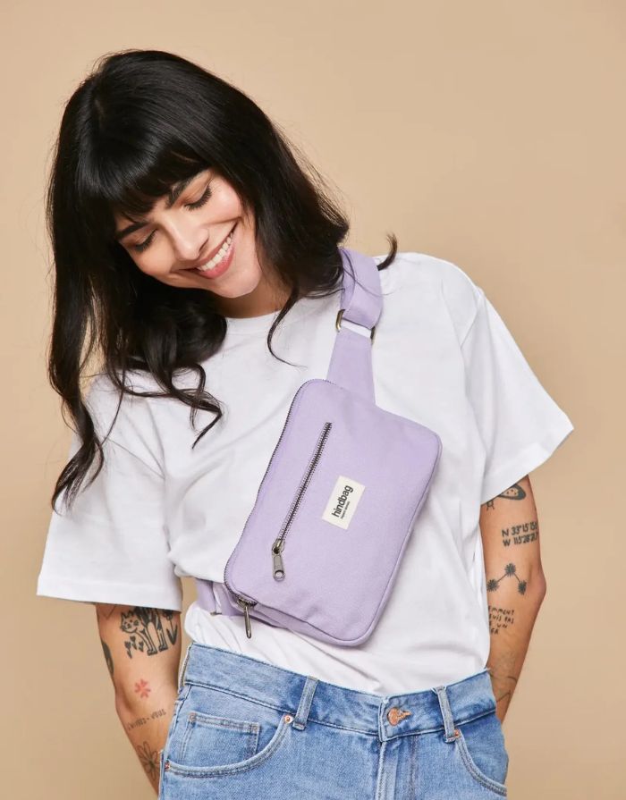  Hindbag Fanny Pack Harry in Flieder mit rechteckiger Form und zwei Reißverschlusstaschen.