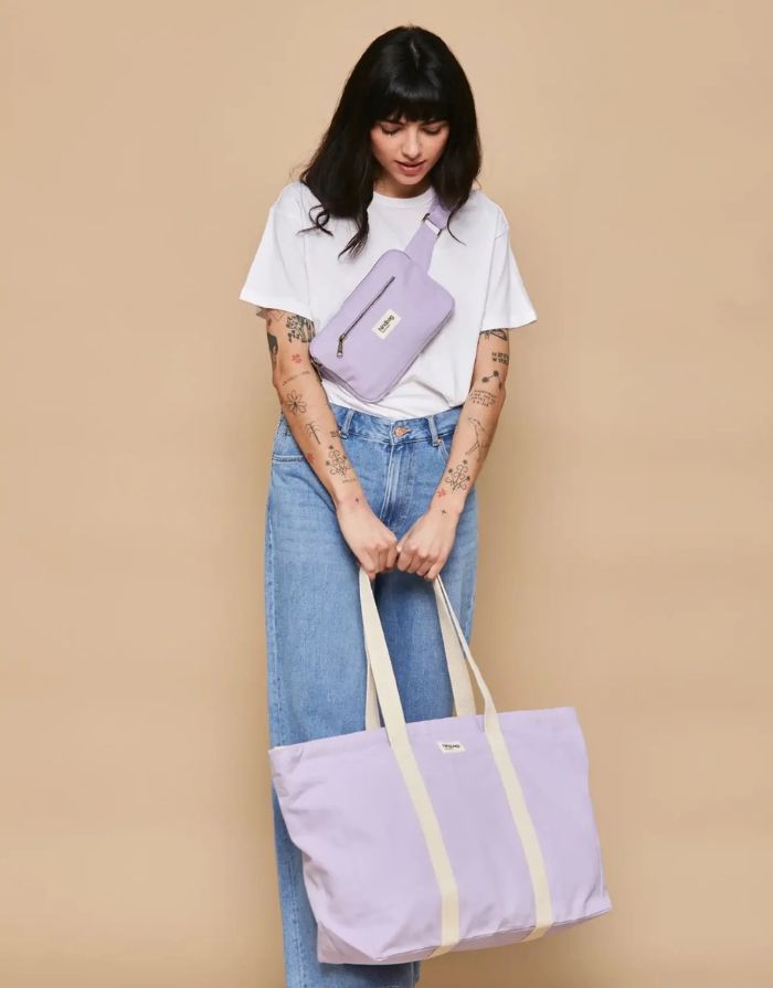  Hindbag Fanny Pack Harry in Flieder mit rechteckiger Form und zwei Reißverschlusstaschen.