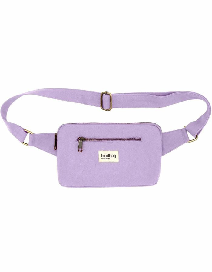  Hindbag Fanny Pack Harry in Flieder mit rechteckiger Form und zwei Reißverschlusstaschen.