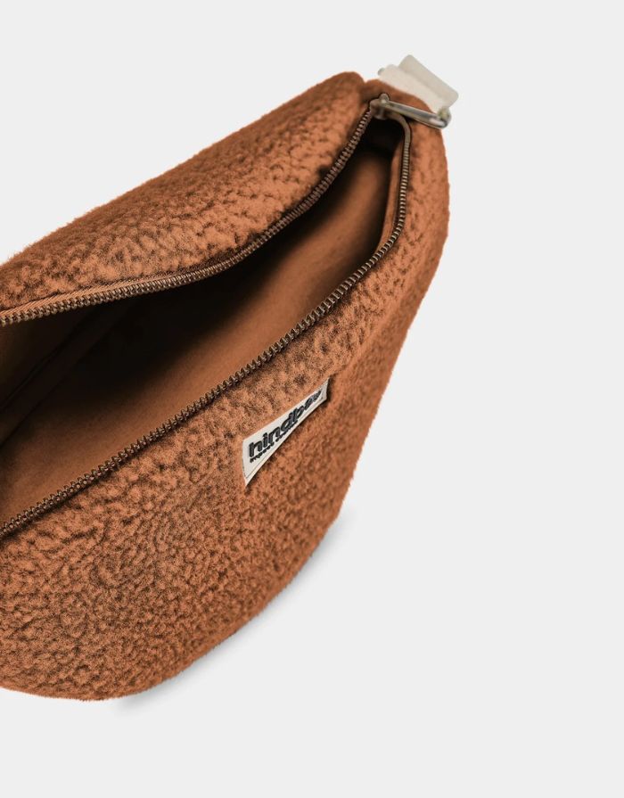  Hindbag Fanny Pack Olivia Teddy Braun aus weichem Teddy-Material mit verstellbarem Gurt.