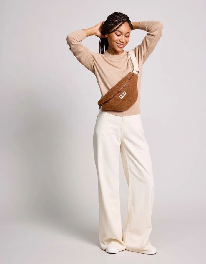 Hindbag Fanny Pack Olivia Teddy Braun aus weichem Teddy-Material mit verstellbarem Gurt.