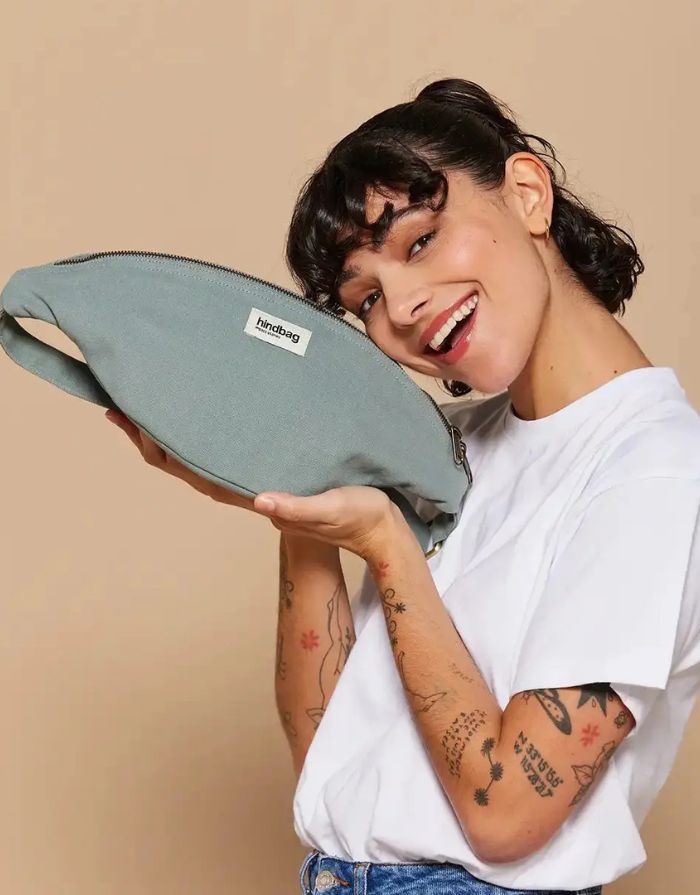 Große Fanny Pack Sasha L von Hindbag in Salbei aus GOTS-zertifizierter Bio-Baumwolle mit Außen- und Innentasche und verstellbarem Schultergurt.