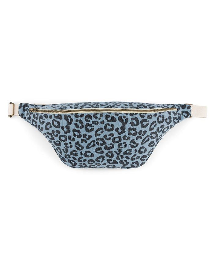 Blaue Bauchtasche Graou Blue Sky von Rose in April mit Leo-Muster und wasserabweisendem Innenfutter als Freisteller von vorne
