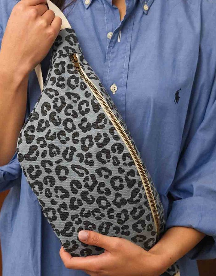 Blaue Bauchtasche Graou Blue Sky von Rose in April mit Leo-Muster und wasserabweisendem Innenfutter am Model