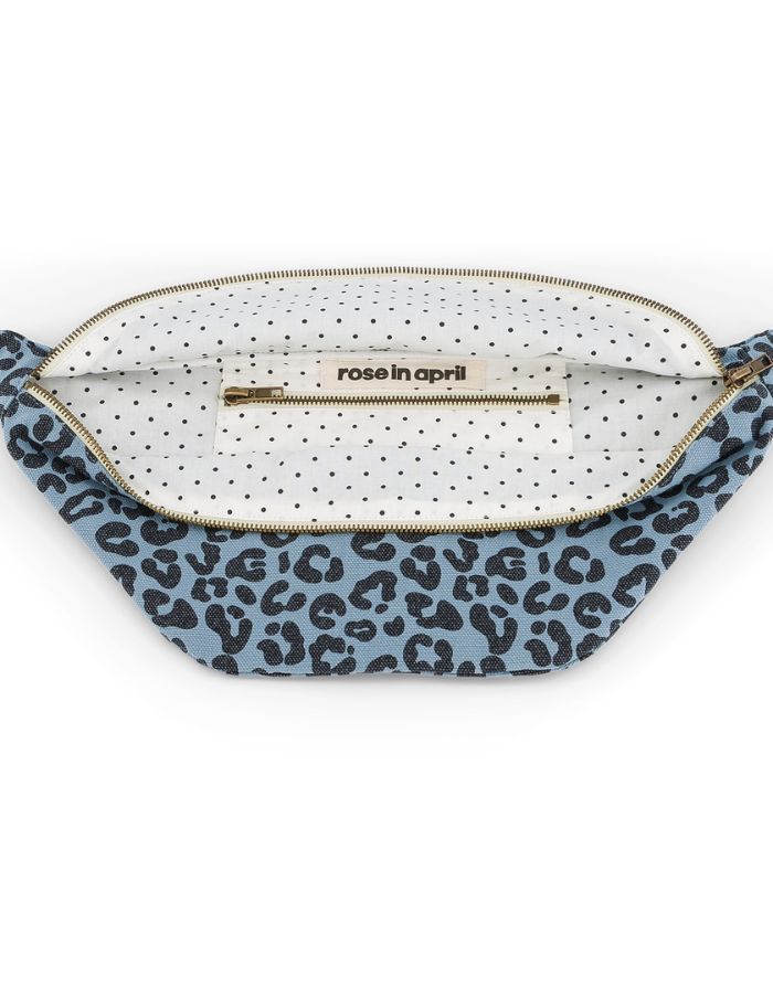 Blaue Bauchtasche Graou Blue Sky von Rose in April mit Leo-Muster und wasserabweisendem Innenfutter als Freisteller von innen