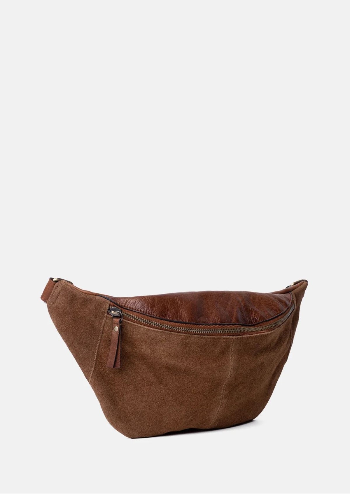 Bauchtasche Selma von Re:Designed in Walnut aus weichem Veloursleder mit verstellbarem Crossbody-Gurt und Reißverschluss.