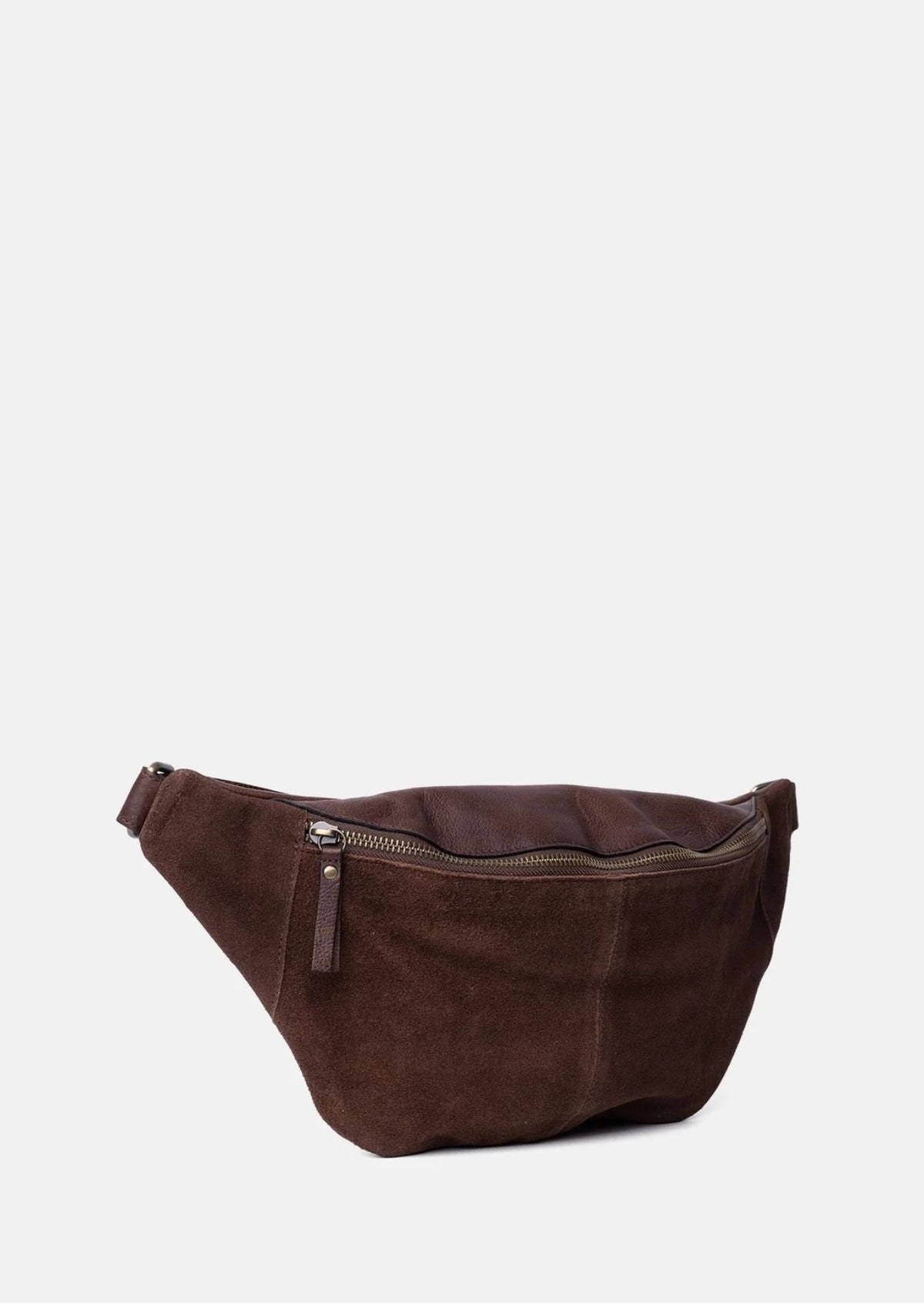Bauchtasche Selma von Re:Designed in Woodsmoke aus weichem Veloursleder mit verstellbarem Crossbody-Gurt und Reißverschluss.