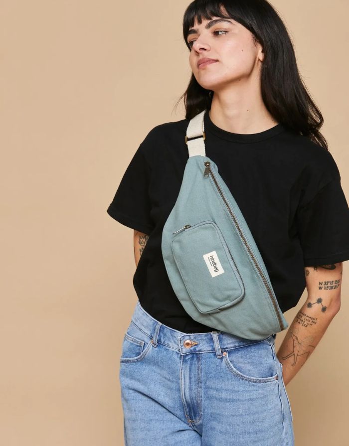 Hindbag Fanny Pack Sofia XL in Salbei aus GOTS-zertifizierter Bio-Baumwolle mit zwei Reißverschluss-Außentaschen und verstellbarem Schultergurt