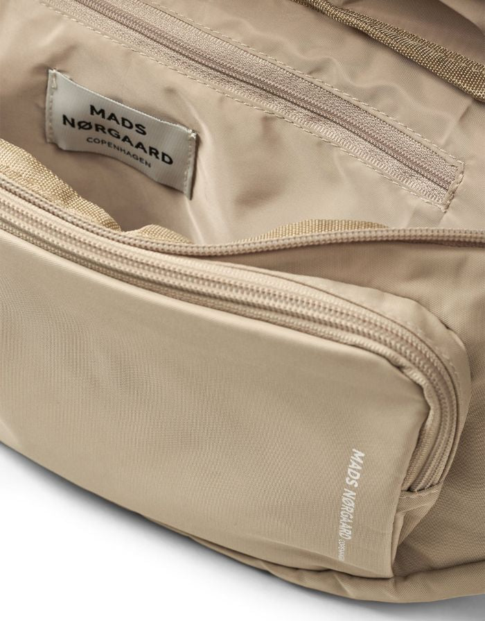 Mads Nørgaard Bauchtasche Tian Coco Overland Trek mit mehreren Reißverschlusstaschen.