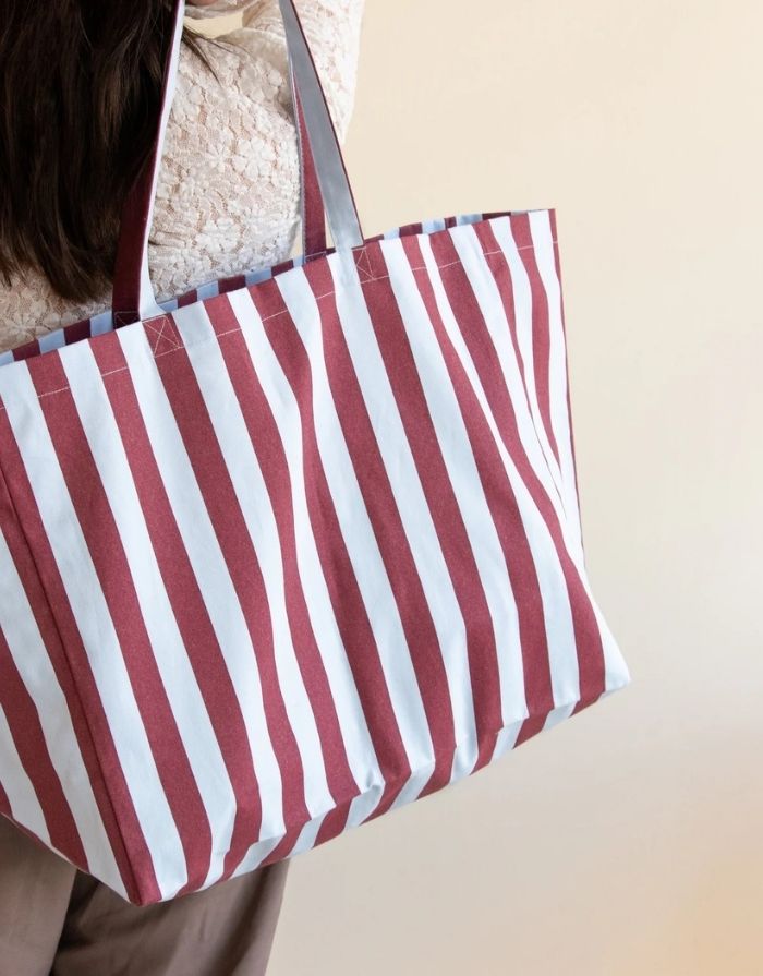 Große Strandtasche von Kado Design mit Streifen in Blau und Braun