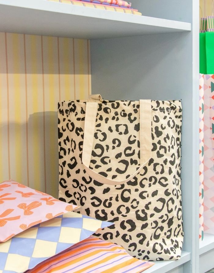 Tote Bag von Kado Design mit Leo Design in Schwarz und Weiß