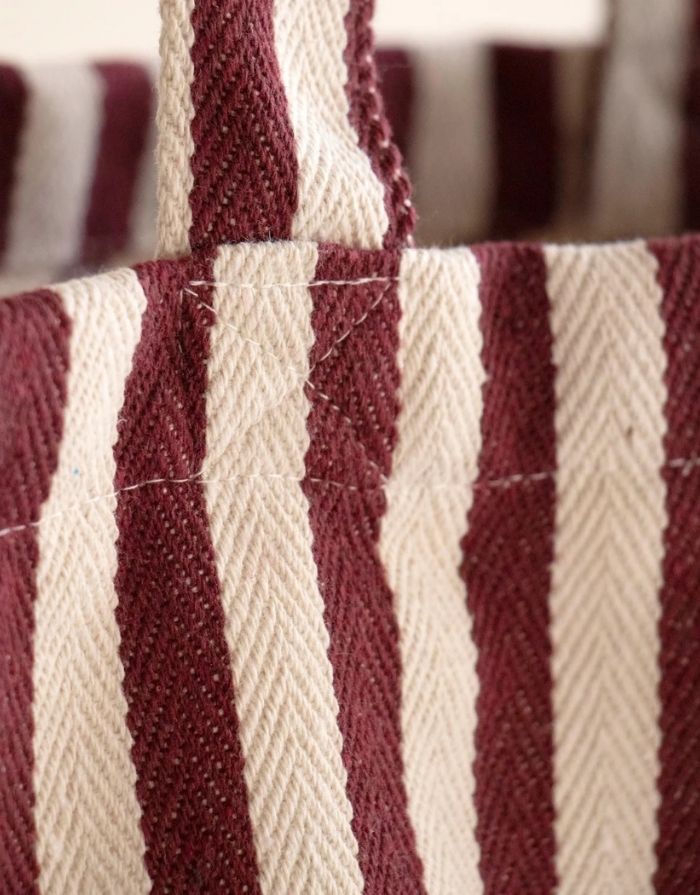 Gestreifte Baumwolltragetasche von Kado Design in Bordeaux Natur im Detail an der Naht