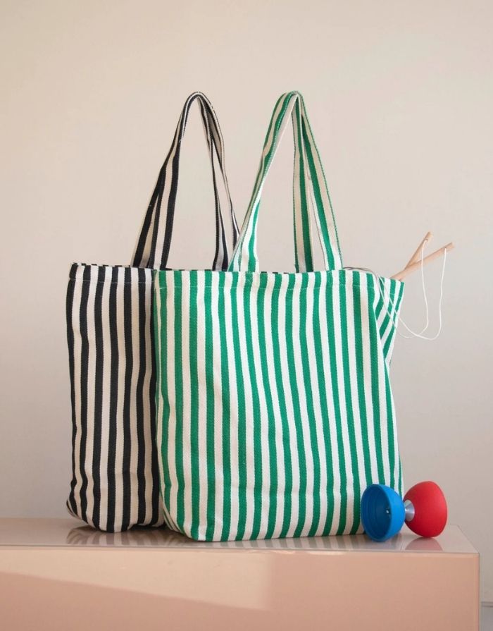 Einkaufstasche von Kado Design mit Streifen in Natur und Grün mit einem Diabolo