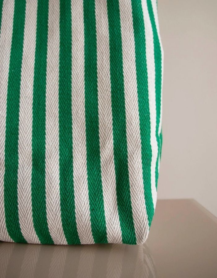 Einkaufstasche von Kado Design mit Streifen in Natur und Grün im  Detail 