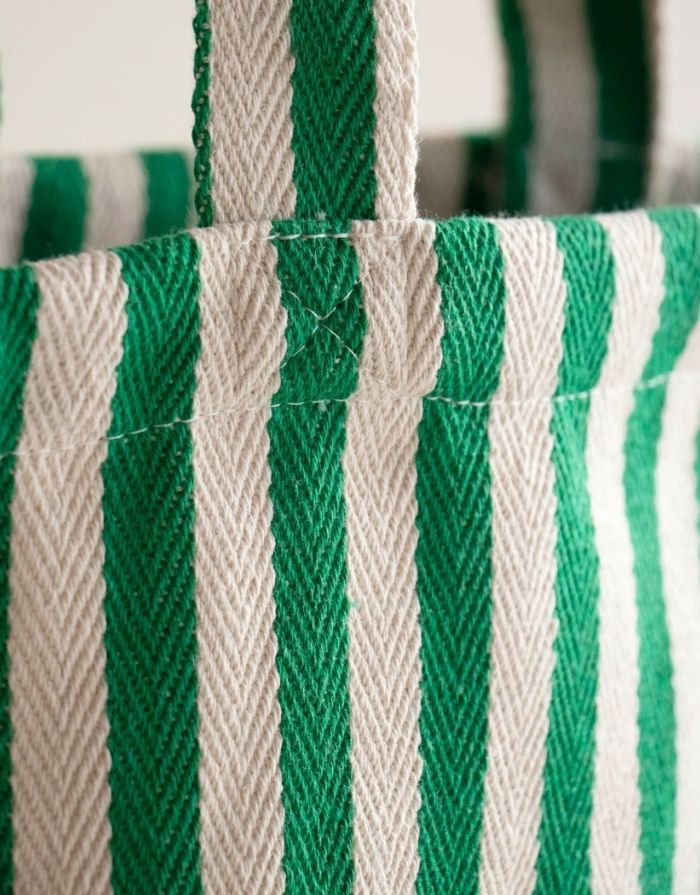 Einkaufstasche von Kado Design mit Streifen in Natur und Grün mit Aufnahme der Naht am Henkel im Detail