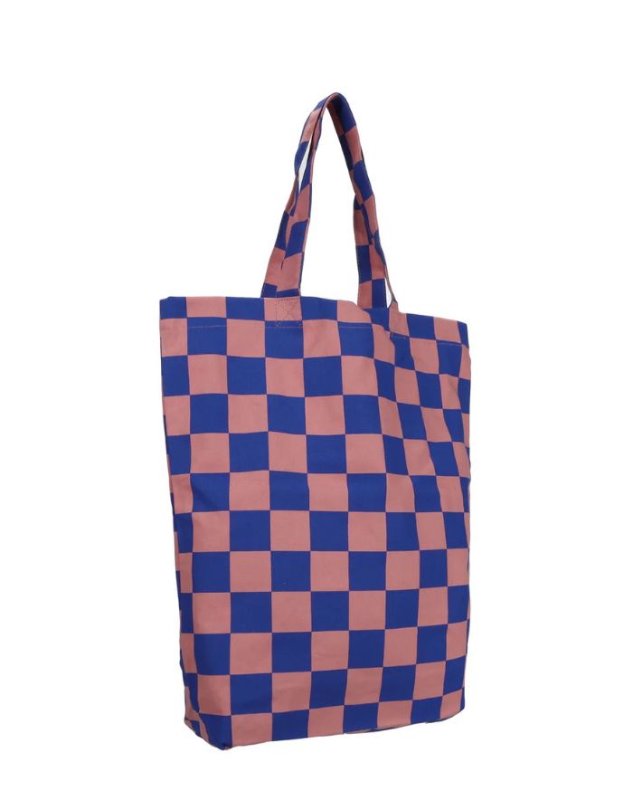 Baumwoll Einkaufsbeutel von Kado Design mit Schachbrett Muster in Blau und Pink als Freisteller von der Seite