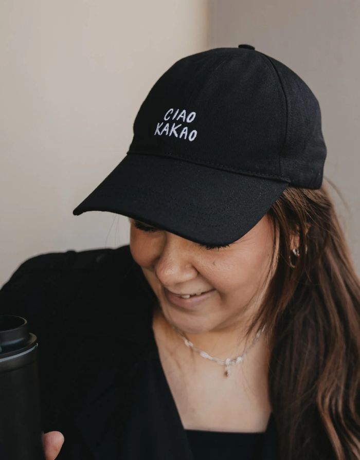 Eulenschnitt Cap Ciao Kakao aus Baumwolle mit Statement-Stickerei und verstellbarem Verschluss.