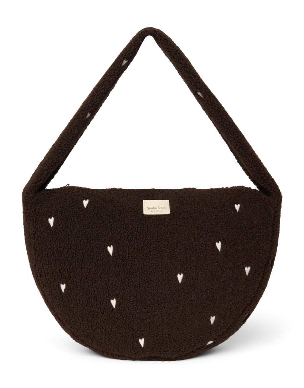 Schokoladenbraune Cross Body Umhängetasche Chocolate Teddy Hearts von Studio Noos aus weichem Teddy-Material und aufgestickten weißen Herzen mit Seitentaschen und Platz für einen 13-Zoll-Laptop.
