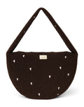 Schokoladenbraune Cross Body Umhängetasche Chocolate Teddy Hearts von Studio Noos aus weichem Teddy-Material und aufgestickten weißen Herzen mit Seitentaschen und Platz für einen 13-Zoll-Laptop.