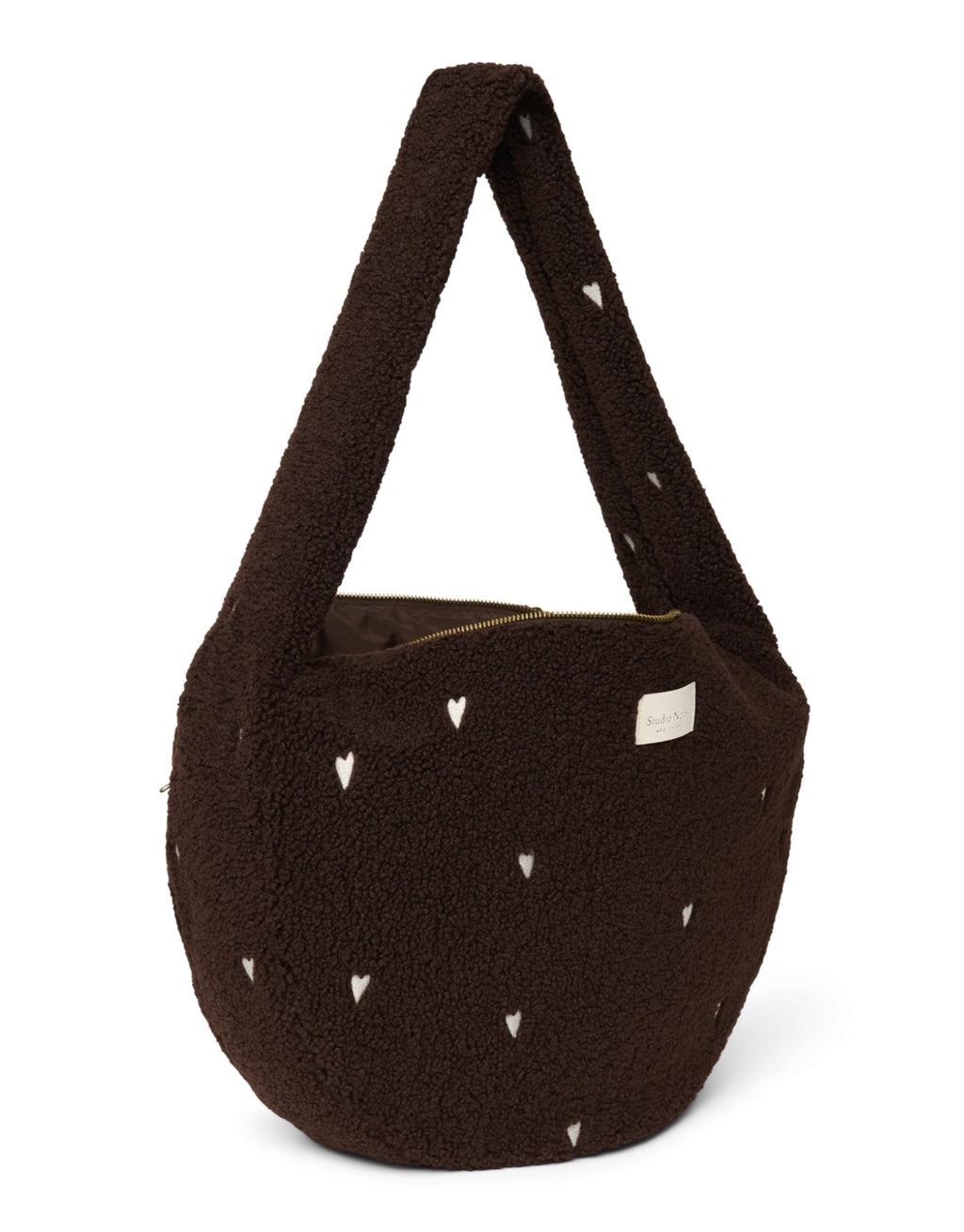 Schokoladenbraune Cross Body Umhängetasche Chocolate Teddy Hearts von Studio Noos aus weichem Teddy-Material und aufgestickten weißen Herzen mit Seitentaschen und Platz für einen 13-Zoll-Laptop.