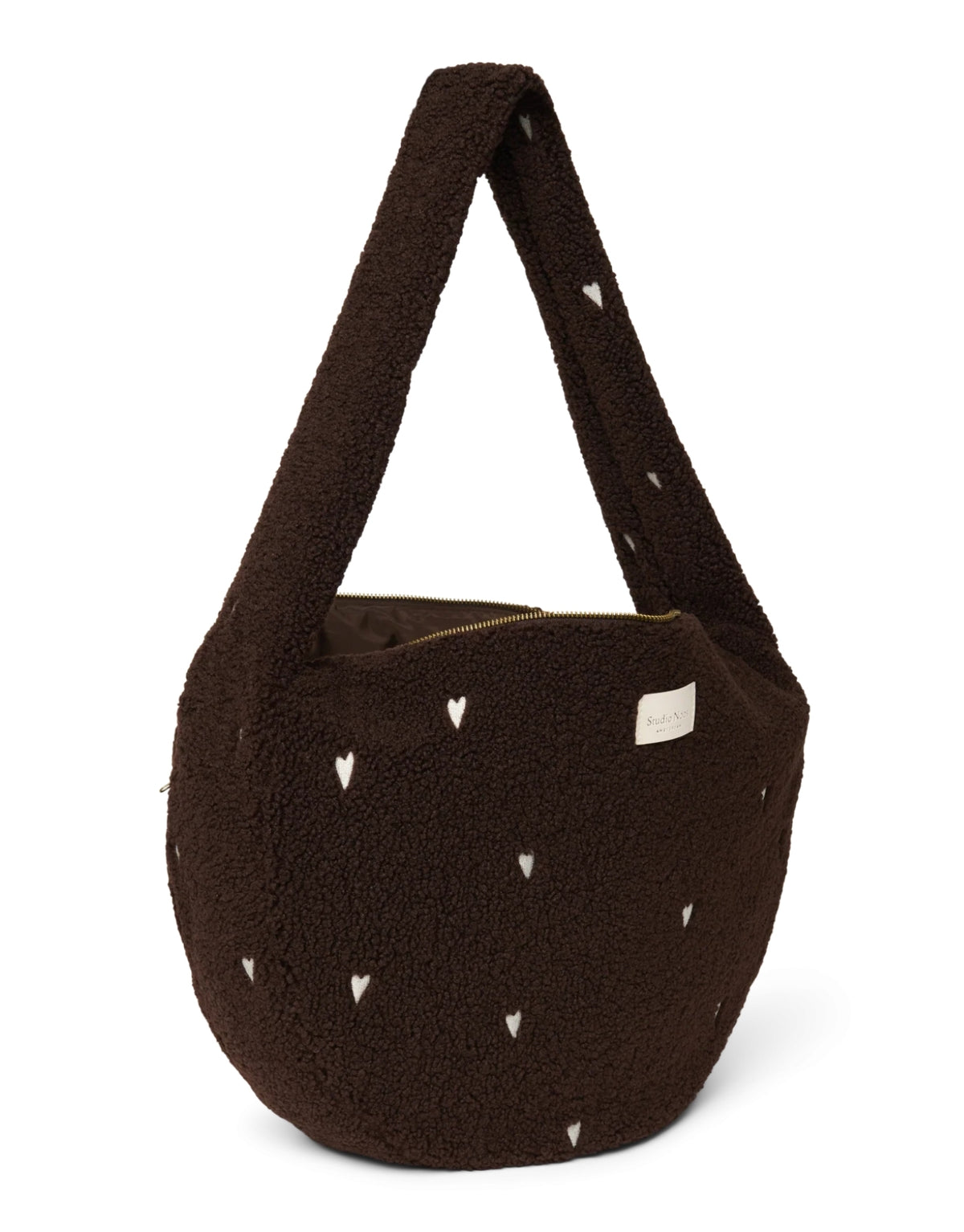 Schokoladenbraune Cross Body Umhängetasche Chocolate Teddy Hearts von Studio Noos aus weichem Teddy-Material und aufgestickten weißen Herzen mit Seitentaschen und Platz für einen 13-Zoll-Laptop.