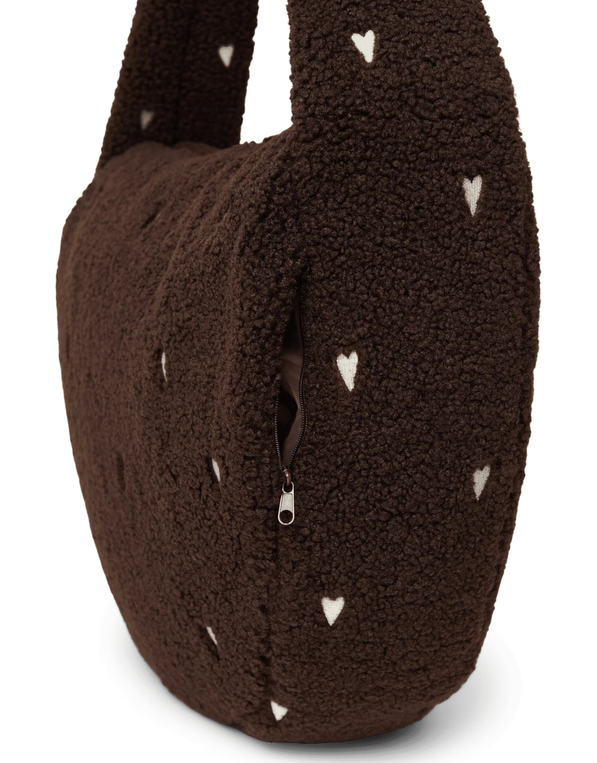 Schokoladenbraune Cross Body Umhängetasche Chocolate Teddy Hearts von Studio Noos aus weichem Teddy-Material und aufgestickten weißen Herzen mit Seitentaschen und Platz für einen 13-Zoll-Laptop.