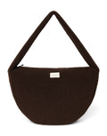 Schokoladenbraune Cross Body Umhängetasche Chocolate Teddy von Studio Noos aus weichem Teddy-Material mit Seitentaschen und Platz für einen 13-Zoll-Laptop.