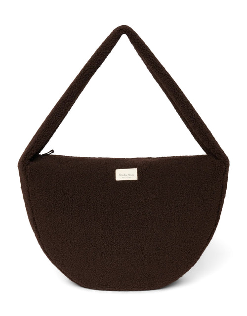 Schokoladenbraune Cross Body Umhängetasche Chocolate Teddy von Studio Noos aus weichem Teddy-Material mit Seitentaschen und Platz für einen 13-Zoll-Laptop.