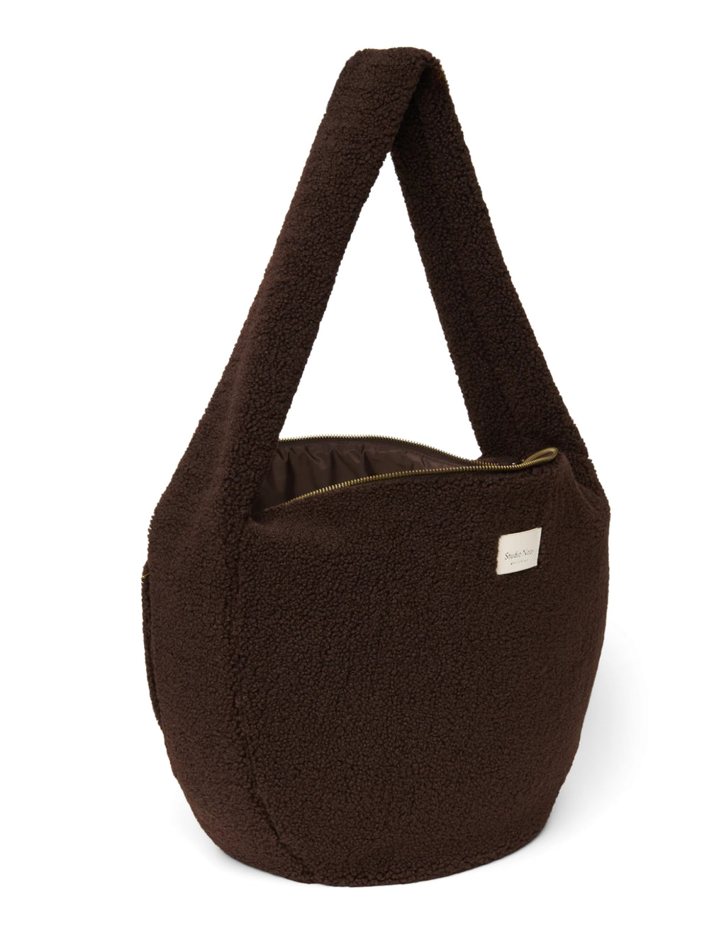 Schokoladenbraune Cross Body Umhängetasche Chocolate Teddy von Studio Noos aus weichem Teddy-Material mit Seitentaschen und Platz für einen 13-Zoll-Laptop.