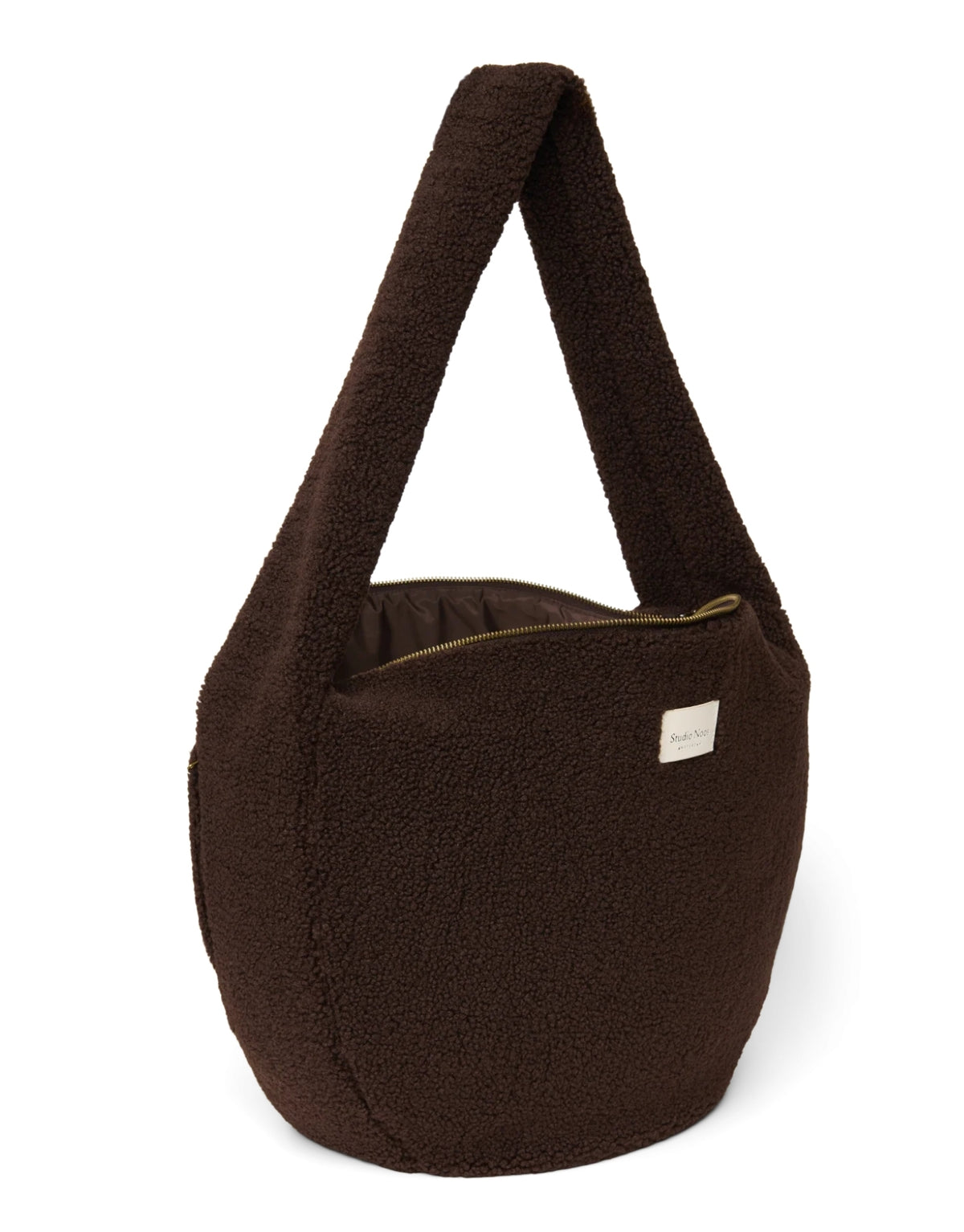 Schokoladenbraune Cross Body Umhängetasche Chocolate Teddy von Studio Noos aus weichem Teddy-Material mit Seitentaschen und Platz für einen 13-Zoll-Laptop.