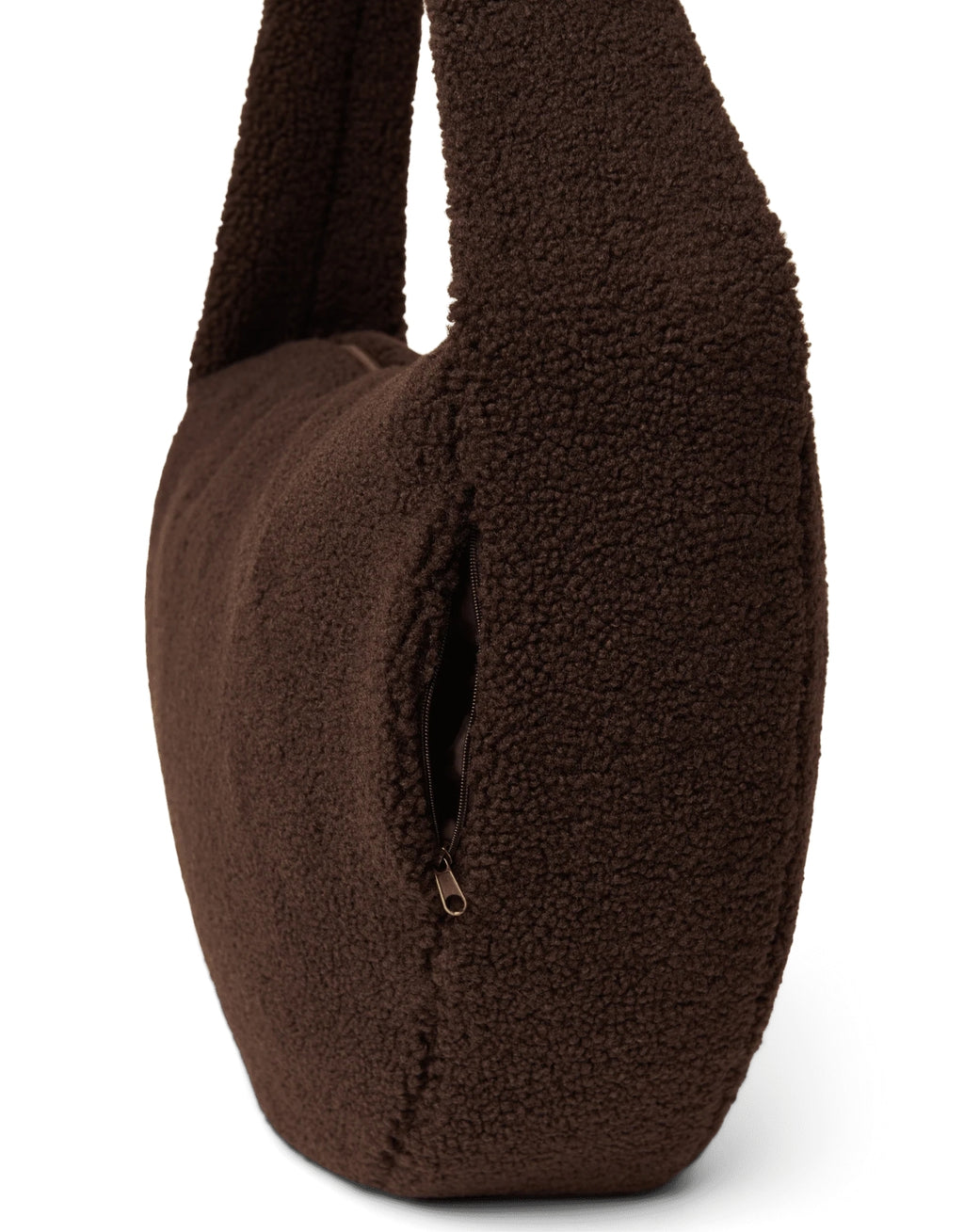 Schokoladenbraune Cross Body Umhängetasche Chocolate Teddy von Studio Noos aus weichem Teddy-Material mit Seitentaschen und Platz für einen 13-Zoll-Laptop.