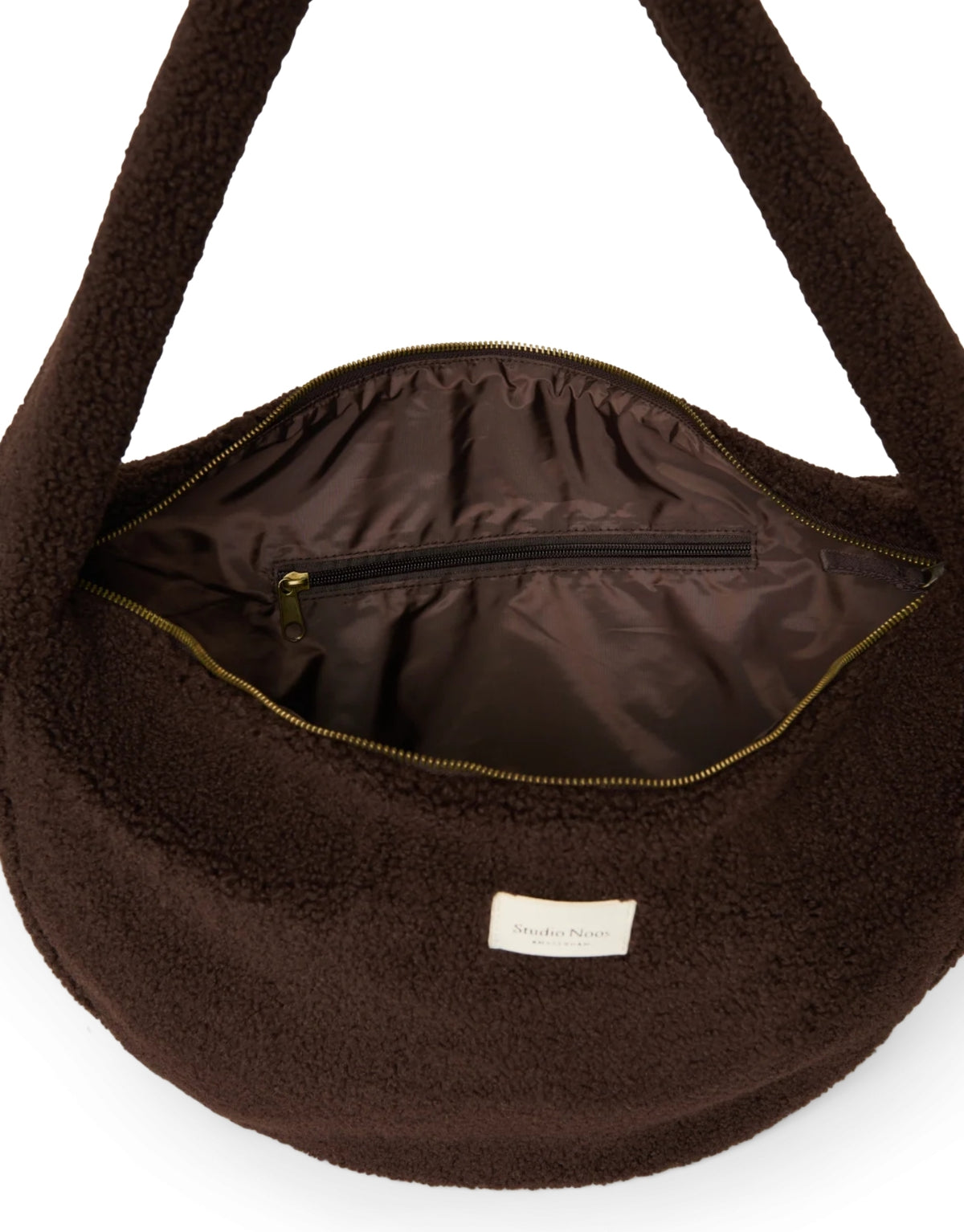 Schokoladenbraune Cross Body Umhängetasche Chocolate Teddy von Studio Noos aus weichem Teddy-Material mit Seitentaschen und Platz für einen 13-Zoll-Laptop.