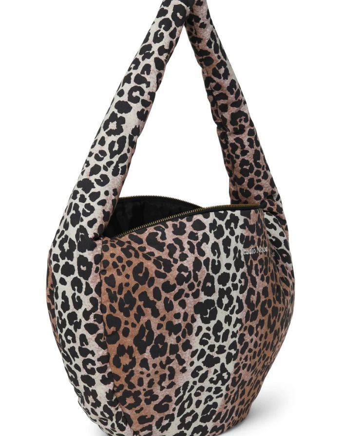 Studio Noos Cross Body Umhängetasche Soft Cotton Leopard – leichte Schultertasche aus 100 % Baumwolle, gepolstert im Leopardenmuster Schwarz/Beige, geräumig und bequem, Maße 39x20x11 cm.
