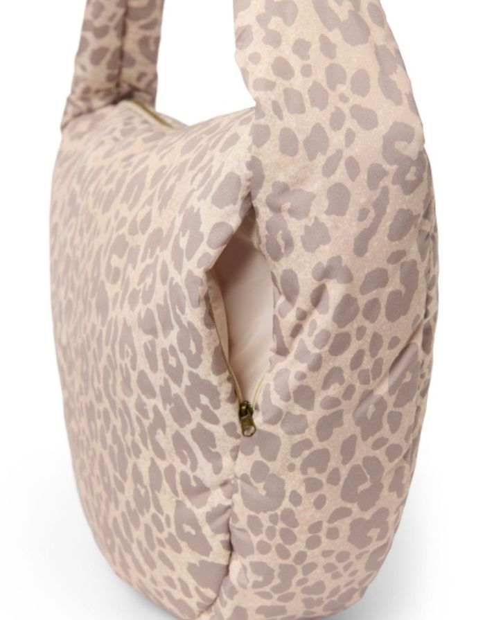 Crossbody Umhängetasche von Studio Noss in hellem Beige Leo Muster Nahaufnahme von Seitentasche