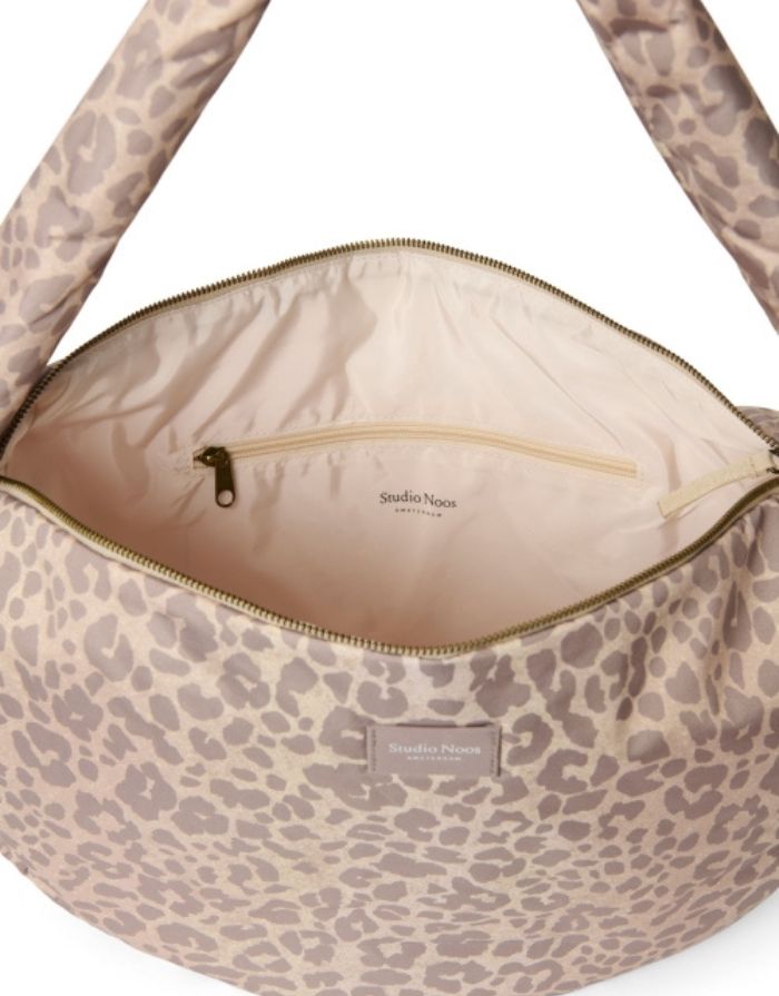 Crossbody Umhängetasche von Studio Noss in hellem Beige Leo Muster mit innen zipper Tasche