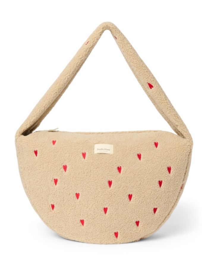 Crossbody Umhängetasche von Studio Noss in Teddy Beige mit roten Herzen