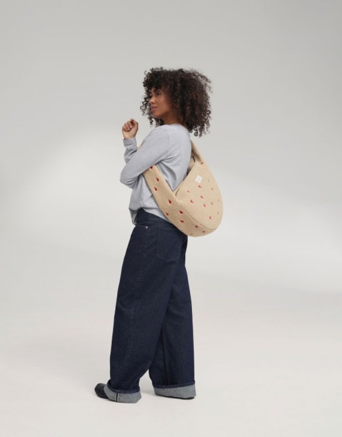 Crossbody Umhängetasche von Studio Noss in Teddy Beige mit roten Herzen