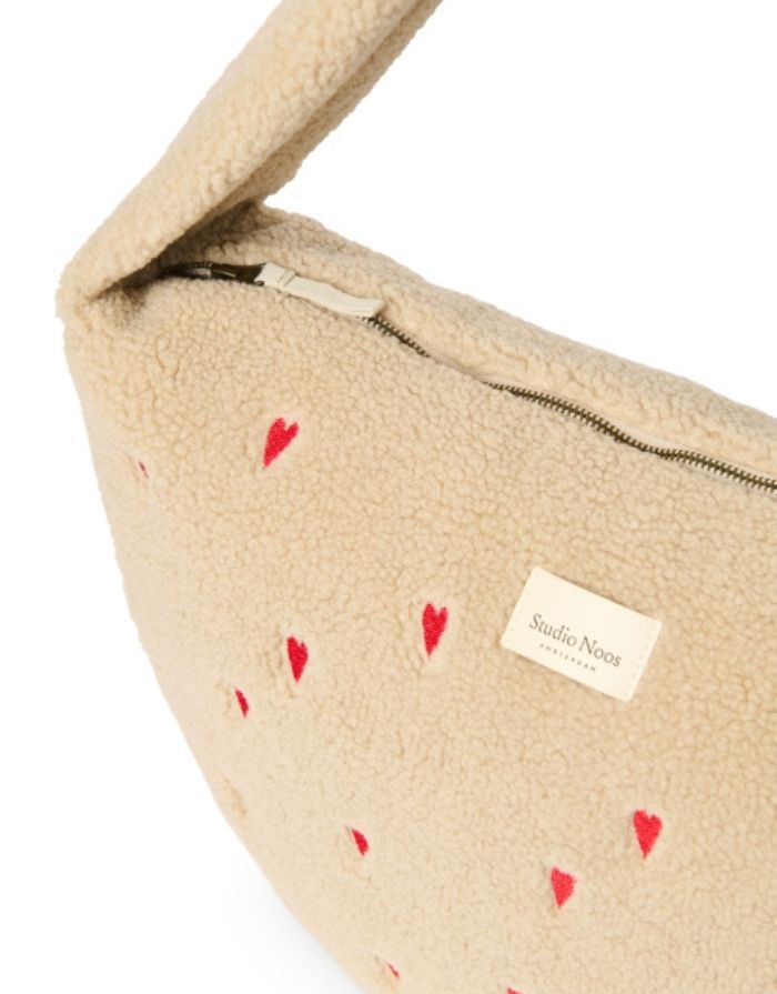 Crossbody Umhängetasche von Studio Noss in Teddy Beige mit roten Herzen