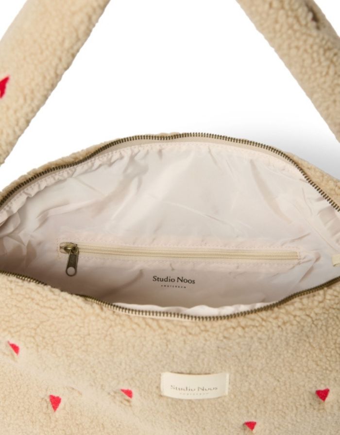 Crossbody Umhängetasche von Studio Noss in Teddy Beige mit roten Herzen im Detail mit Innentasche