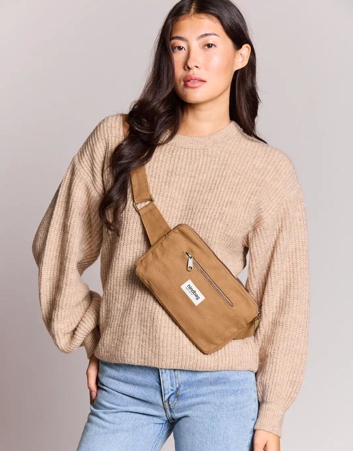 Fanny Pack Harry von Hindbag in der Farbe Cannelle – rechteckige Bauchtasche aus GOTS-zertifizierter Bio-Baumwolle mit zwei Reißverschlusstaschen und verstellbarem Gurt