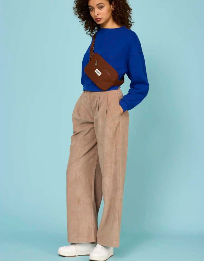 Fanny Pack Harry von Hindbag in der Farbe Chocolat– rechteckige Bauchtasche aus GOTS-zertifizierter Bio-Baumwolle mit zwei Reißverschlusstaschen und verstellbarem Gurt