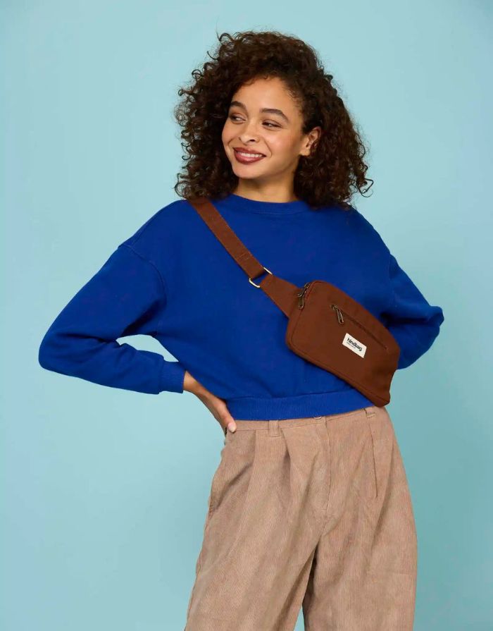 Fanny Pack Harry von Hindbag in der Farbe Chocolat– rechteckige Bauchtasche aus GOTS-zertifizierter Bio-Baumwolle mit zwei Reißverschlusstaschen und verstellbarem GurtFanny Pack Harry von Hindbag in der Farbe Chocolat– rechteckige Bauchtasche aus GOTS-zertifizierter Bio-Baumwolle mit zwei Reißverschlusstaschen und verstellbarem Gurt
