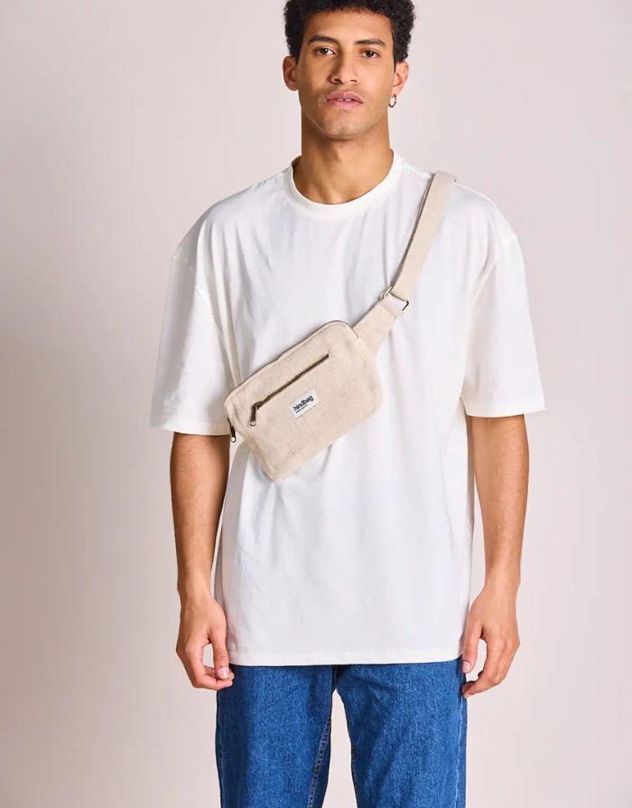 Fanny Pack Harry von Hindbag in der Farbe Jute – rechteckige Bauchtasche aus GOTS-zertifizierter Bio-Baumwolle mit zwei Reißverschlusstaschen und verstellbarem Gurt