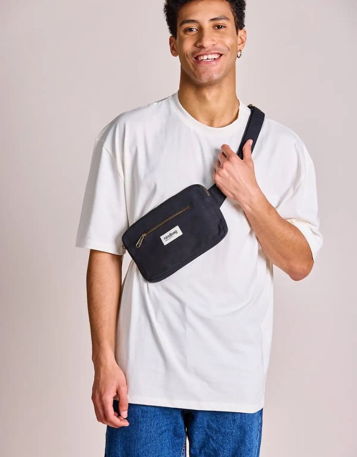 Fanny Pack Harry von Hindbag in der Farbe Noir– rechteckige Bauchtasche aus GOTS-zertifizierter Bio-Baumwolle mit zwei Reißverschlusstaschen und verstellbarem Gurt