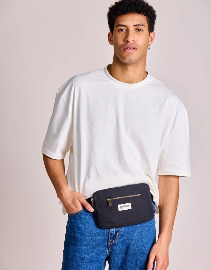 Fanny Pack Harry von Hindbag in der Farbe Noir– rechteckige Bauchtasche aus GOTS-zertifizierter Bio-Baumwolle mit zwei Reißverschlusstaschen und verstellbarem Gurt